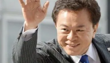 Renuncia gobernador de Tokio por escándalo de corrupción