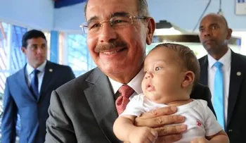 Presidente Medina comparte con personas en dulcería Las Marías 