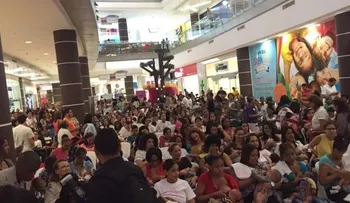 Más de 146 dominicanas realizan "tetada masiva" en Agora Mall