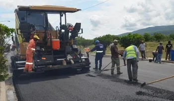 Obras Públicas realiza operativo de pavimentación en Barahona