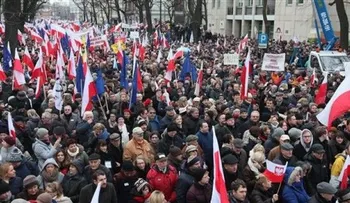 Miles de opositores protestan en Polonia