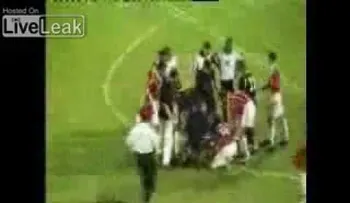 Jugador de Futbol poseido en cancha (Video)