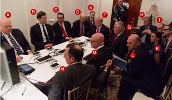 ¿Qué revela la foto de Trump en su 'salón de guerra' de Mar-a-Lago?