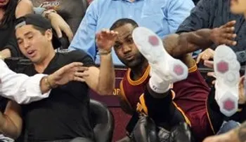LeBron James choca con fanática, y prende debate sobre seguridad