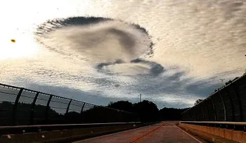 Extrañas nubes con agujeros cubren el cielo de Estados Unidos