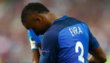 Patrice Evra revela que jugaba con un trozo de pollo en un botín y que de niño mendigaba en la calle