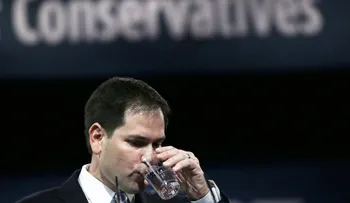 Trump le da un kit de cuidado personal a Rubio para que "no sude tanto"