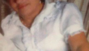 Mujer de 75 años muere aplastada por portón de hierro