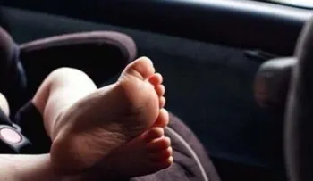 Mujer encierra a su bebé en un auto para celebrar el Año Nuevo en un bar