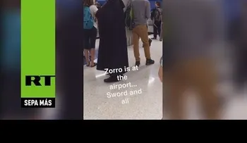 Un "Zorro" provoca pánico en el Aeropuerto de Los Ángeles (VIDEO