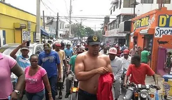 Aspirante a diputado sale en calzoncillos por calles de San Cristóbal