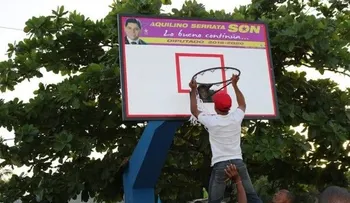 Diputado repara cancha de baloncesto en batey Bienvenido