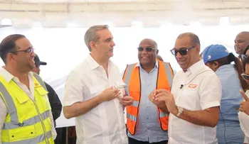 Con una inversión superior a los RD$200 millones, presidente Abinader encabezó inicio del plan de asfaltado de calles en Los Alcarrizos y Pedro Brand