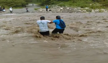 Estudiantes arriesgan sus vidas cruzando un río para recibir docencia
