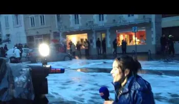 Periodista es volteada por una ola (VIDEO)