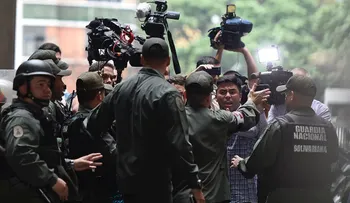 Agreden a periodistas en sede del Consejo Nacional Electoral de Venezuela
