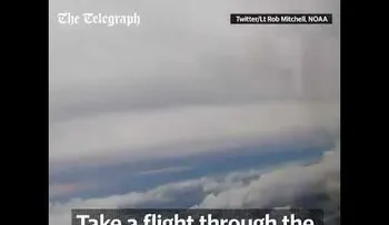 Avión vuela sobre el ojo huracán Irma