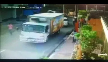 Dos hombres vestidos de policías despojan hombre de camioneta en plena vía