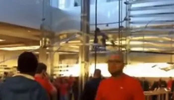 Un hombre desata el caos en una tienda de Apple en EE.UU. (VIDEO)