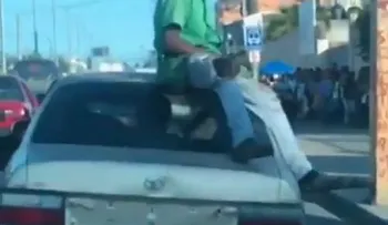 Multan conductor que transportaba a un hombre en la capota del vehículo