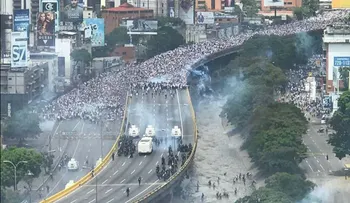 Brutal represión de la policía chavista a la multitudinaria marcha de la oposición: dos muertos