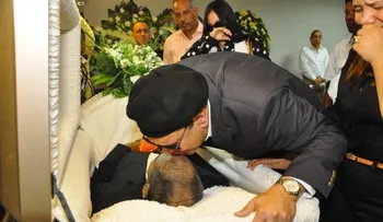 Fernandito le da un beso a su padre en el ataúd; agradece solidaridad