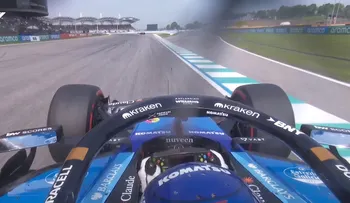 Una piedra rompe la cámara a bordo de Carlos Sainz durante la clasificación del GP de Malasia