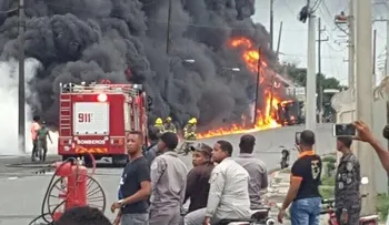 Camión tanquero se incendia próximo a la Refinería en Haina