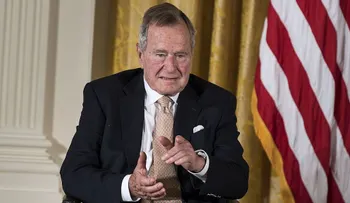 El expresidente de EE.UU., George H.W. Bush, sale del hospital