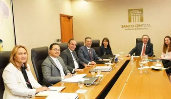 Valdez Albizu se reúne con la Directora Asociada para Servicios Bancarios y Financieros del Tesoro de los EEUU