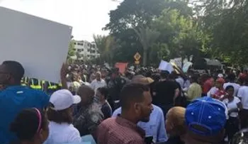 Por primera vez en el país, policías marchan junto a familiares y dirigentes populares por aumento salarial