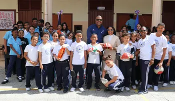 Instituto Nacional de Educación Física entrega utilería deportiva al Colegio Santa Clara de la Ciudad Colonial