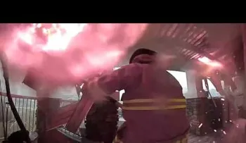 Un dramático intento de los bomberos de salvar una casa de un incendio