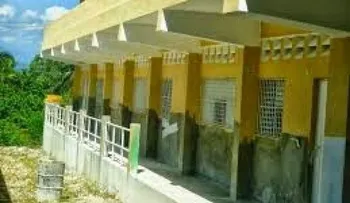 Cuatro adolescentes lanzan bomba molotov en escuela de Barahona