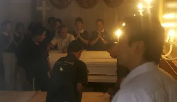 Por dinero finge su muerte, pero en el funeral salió corriendo a beber agua