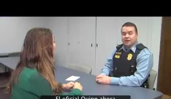 2 policías estaban comiendo cuando una adolescente les dejó una nota misteriosaâ?¦ (VIDEO)