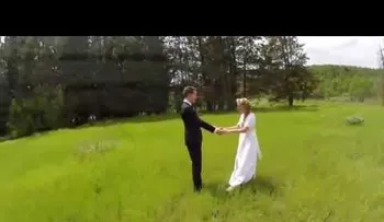 Drone arruina el momento de recién casados