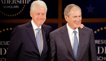 Bill Clinton y su famosa foto viral entre dos monumentos de la familia Bush
