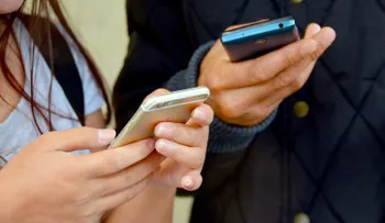 Advierten uso prolongado de teléfonos móviles causa serios daños salud de los menores 