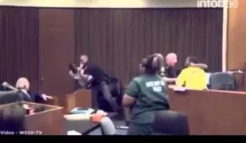 Irrumpe en la corte y golpea al hombre que mató a su hija (VIDEO)