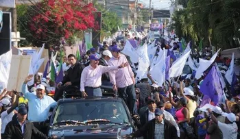 Danilo Medina recorre en caravana a Boca Chica y La Caleta