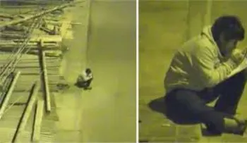 Niño no tiene luz en casa y hace sus tareas en la calle. Usa un poste eléctrico para iluminarse