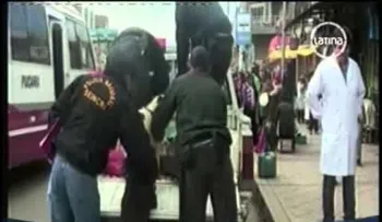 Anciano muere y su pero llora camino a la morgue (VIDEO)