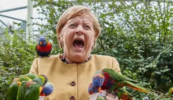 Angela Merkel y la foto viral de la "mordida" por loros 