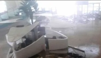 El huracán Irma arraza el aeropuerto de St. Martin junto a una playa turística