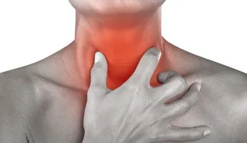 Dolor de garganta: Gárgaras de salvia, cúrcuma en polvo y agua fría