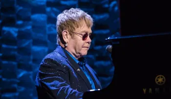 Guardia de seguridad demanda a Elton John por acoso sexual