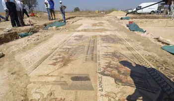 Arqueólogos encuentran cuatro mosaicos inusuales del siglo IV en Chipre que muestran la vida en Roma