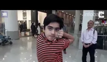 El "hombre búho" que gira su cabeza 180 grados