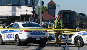 En Canadá choca tren con autobús; reportan 5 muertos